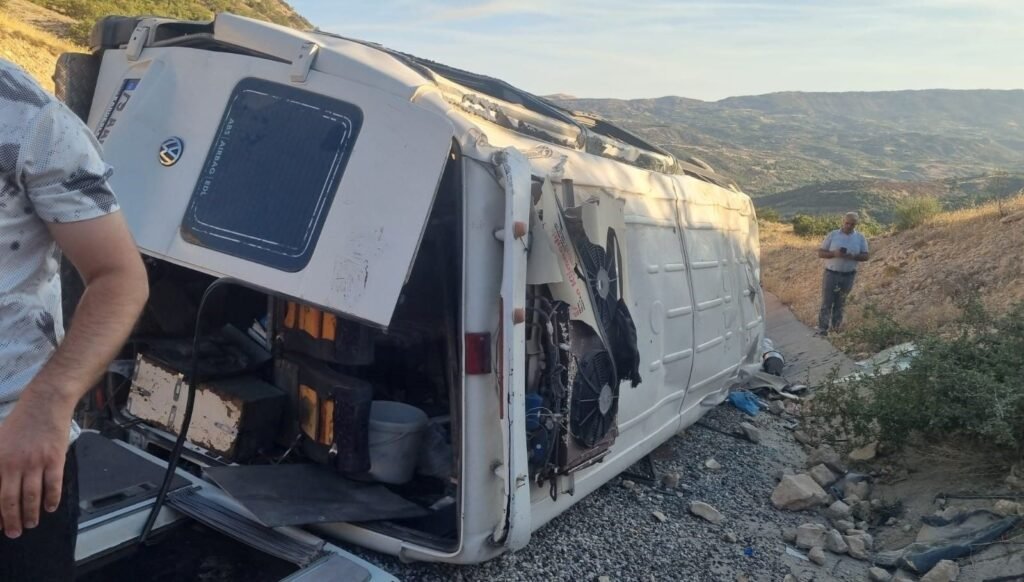 Adıyaman’da tarım işçilerini taşıyan minibüs devrildi: 19 yaralı