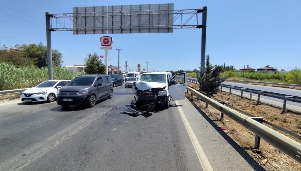 Antalya’da tur minibüsü ile otobüs çarpıştı: Altı yaralı