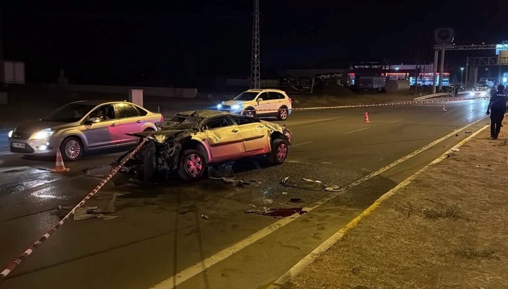 Bariyere çarpıp metrelerce sürüklendi: 1 ölü