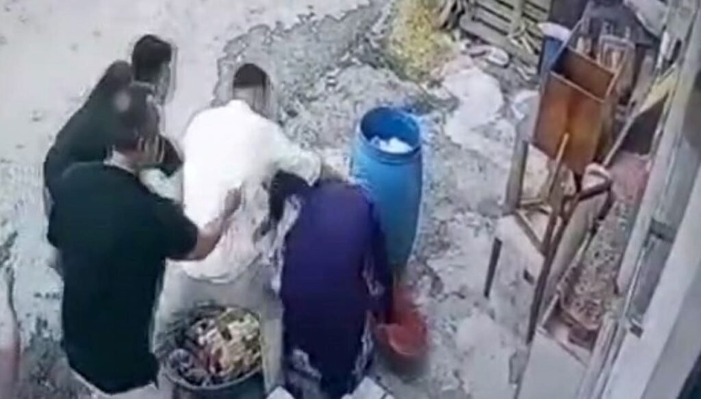 Başakşehir’de baba ve oğlu, “bidon” nedeniyle 58 yaşındaki kadını darbetti