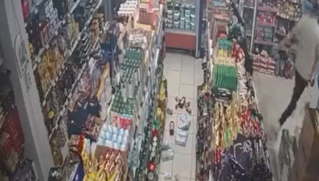 DEPREM ANI GÜVENLİK KAMERASINDA