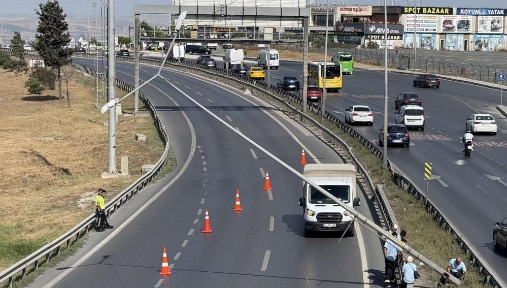 Dikkat! İstanbul’da rüzgar direk devirdi, E-5 kapandı