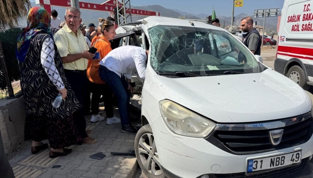 Düğüne gidenleri taşıyan otomobil ile çekici çarpıştı: 3 ölü, 2 yaralı