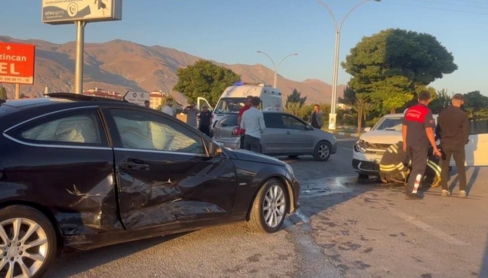 Erzincan’da iki otomobil çarpıştı: İki yaralı