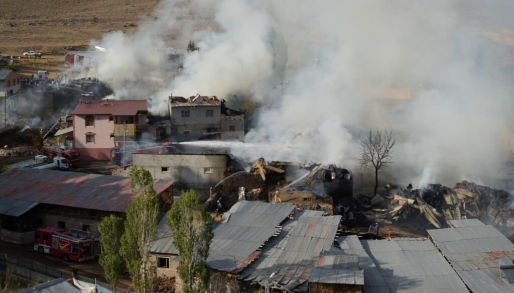 Erzurum’da kırsal mahallede yangın: Çok sayıda ev zarar gördü