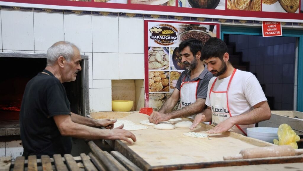 Fırıncıların sıcak havada zorlu ekmek mesaisi: ”Bu işi yapmak zorundayız”