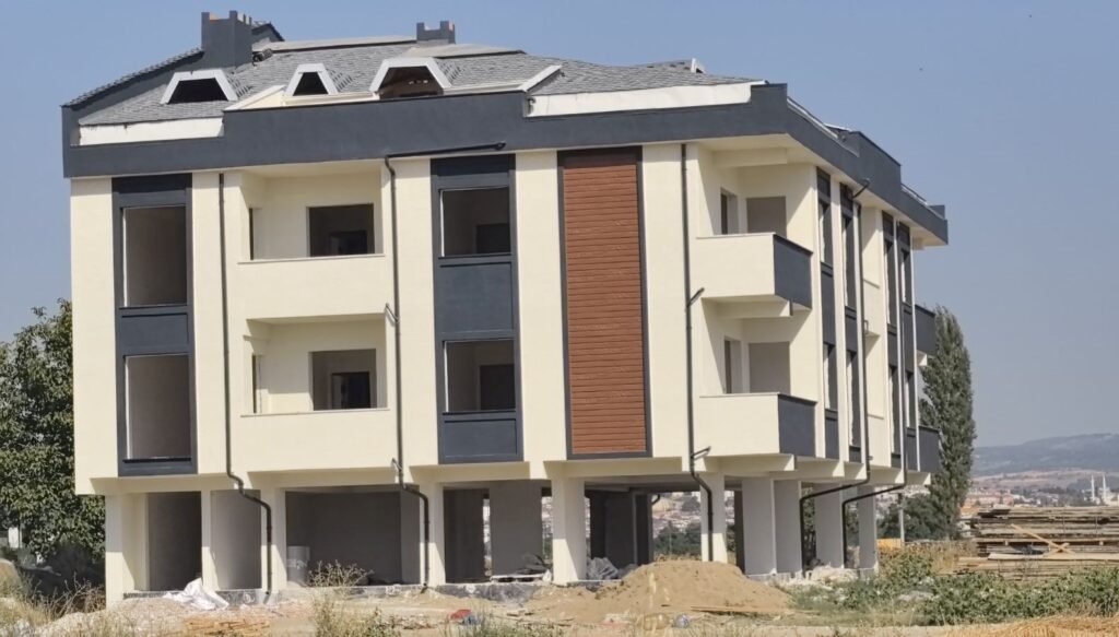 İnşaat işçisi havalandırma boşluğuna düştü