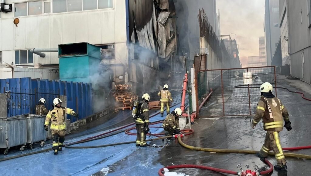 İstanbul’da fabrikada yangın: Ekiplerin müdahalesi sürüyor