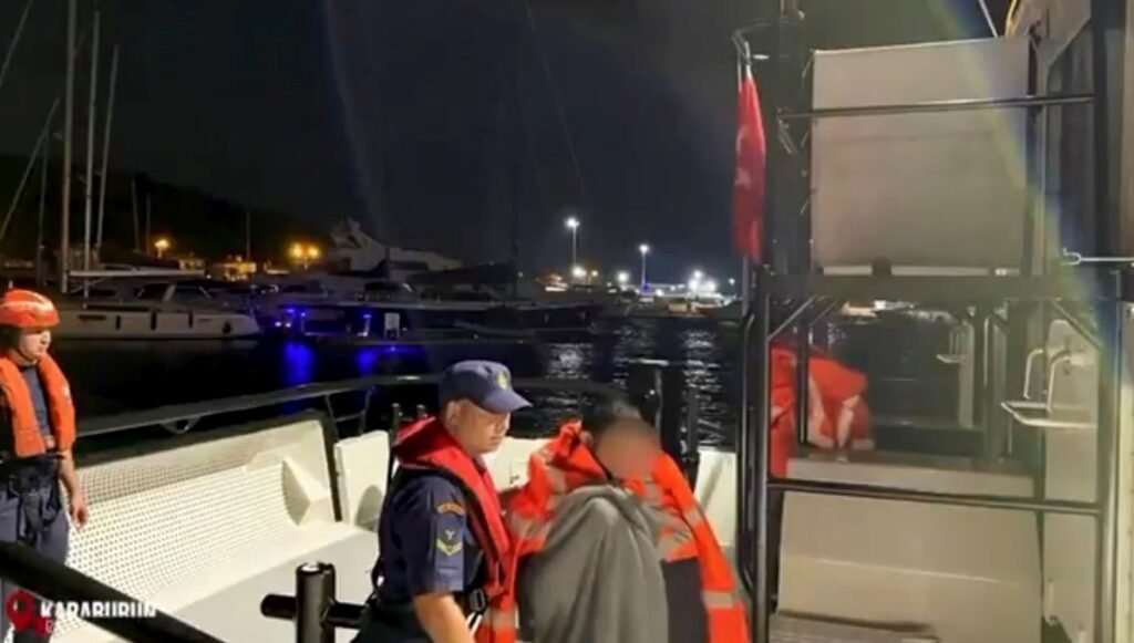 İzmir’de gezi teknesi battı: Üç kişi kurtarıldı