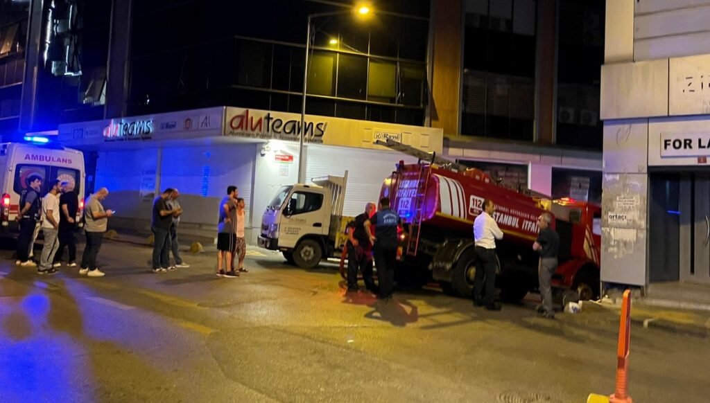 Kağıthane’de iş merkezinde yangın paniği