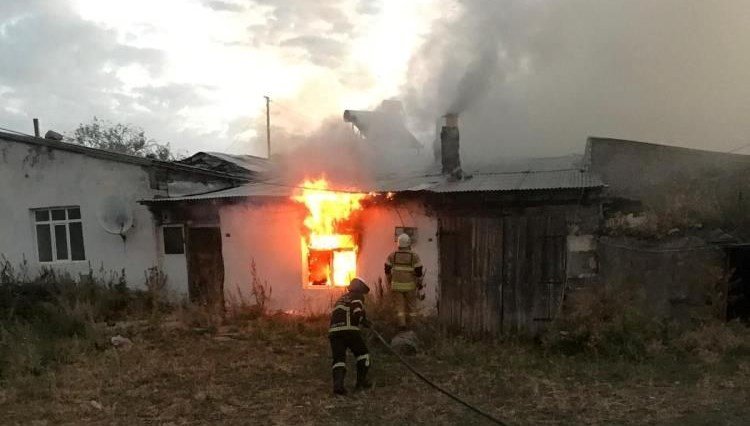 Kars’ta tek katlı ev alev alev yandı