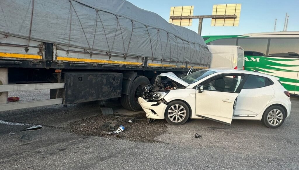 Kavşakta feci kaza: Otomobil TIR’a çarptı