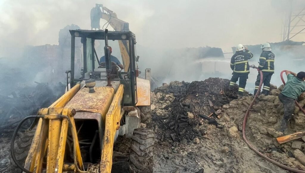 Kaynaktan sıçrayan kıvılcım kül etti