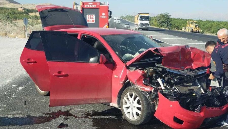 Kontrolden çıkıp çekiciye arkadan çarptı