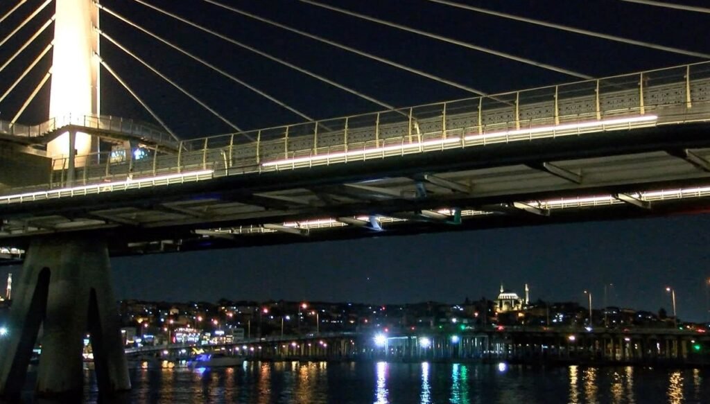 Metro köprüsünden denize düşen kişi aranıyor