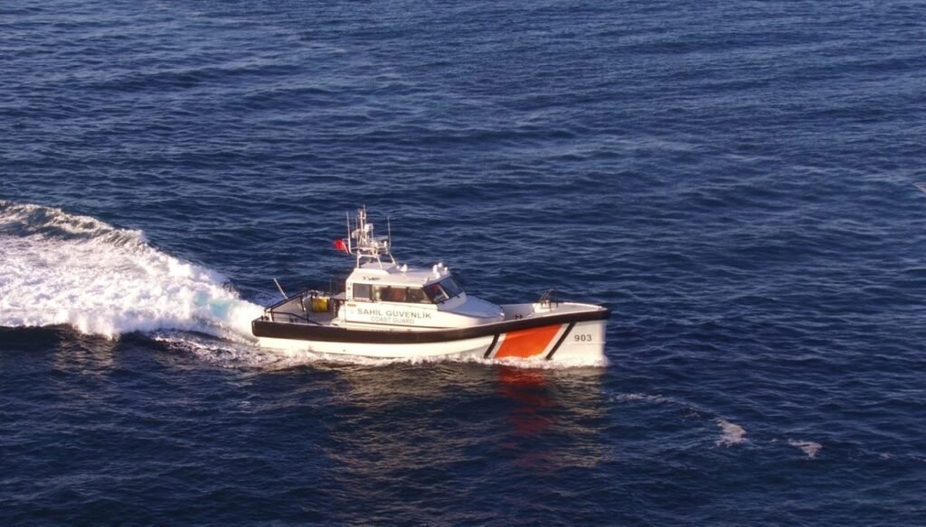 Muğla’da 8 kişinin bulunduğu fiber tekne battı: 2 çocuk kayıp