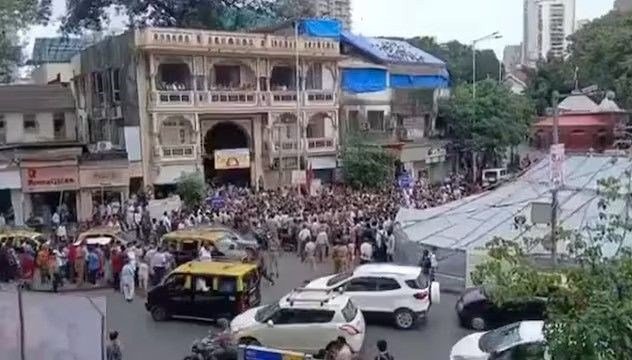 Mumbai’de güvercin tartışması: Yüzlerce kişi sokağa döküldü