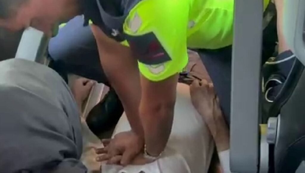 Otobüste kalp krizi geçiren yolcuya jandarmadan kalp masajı