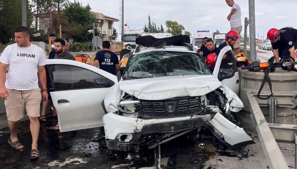 Otoyolda gişelerin beton bariyerine çarptı: 1 ölü, 4 yaralı