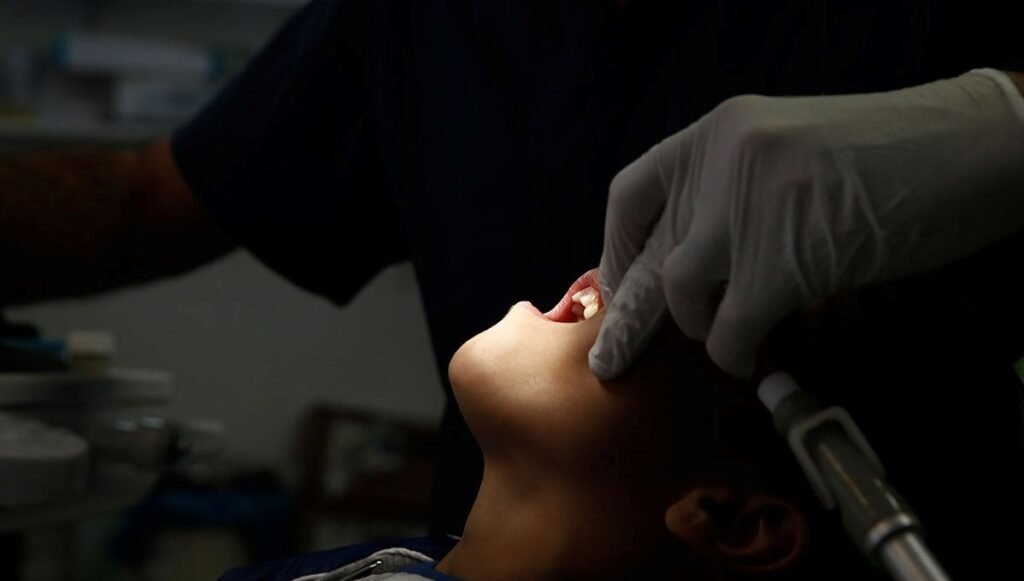 Sahte dişçi skandalı: Yapıştırıcıyla sahte kaplama yaptı, insanlar dişlerini kaybetti