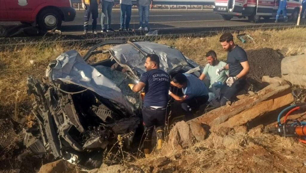 Şanlıurfa’da otomobil devrildi, iki kişi hayatını kaybetti
