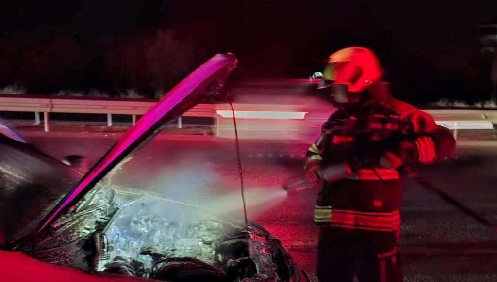 Seyir halindeki otomobil alev aldı