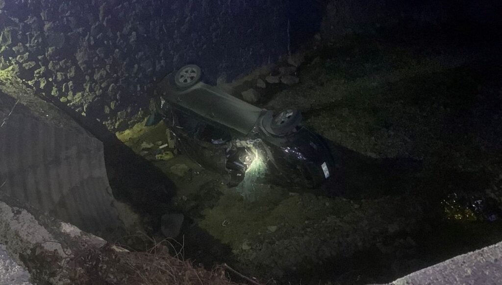 Sinop’ta otomobil dereye devrildi: Üç yaralı