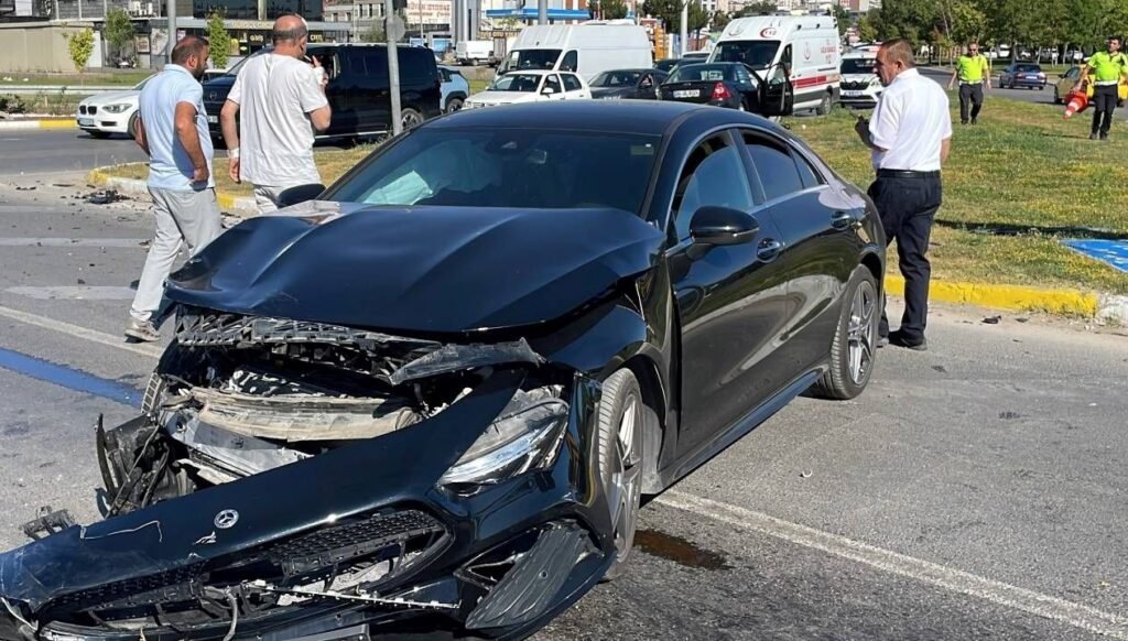 Sivas’ta dikkatsiz sürücüler kazaya neden oldu: Üç yaralı