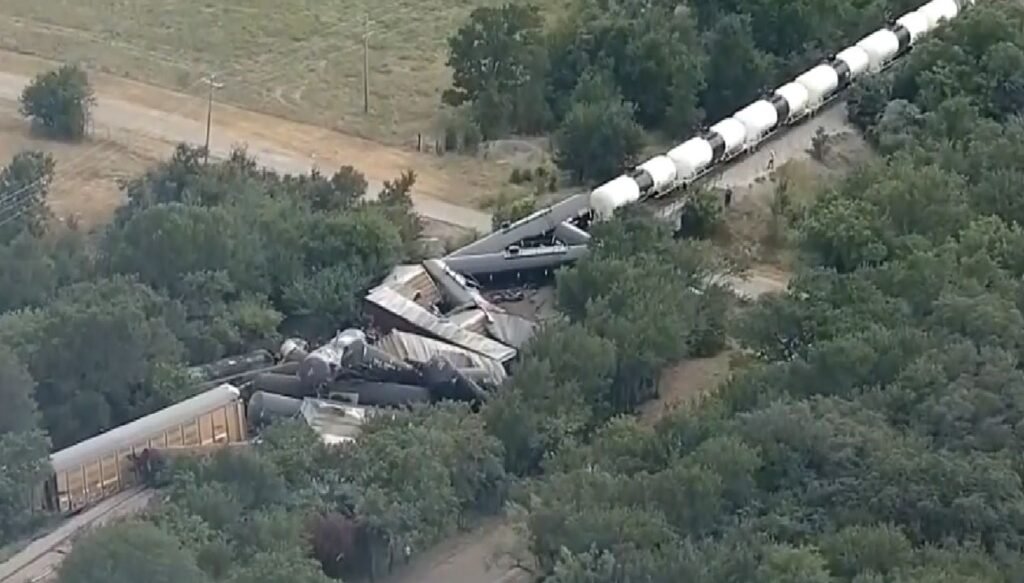 Teksas’ta kimyasal treni devrildi