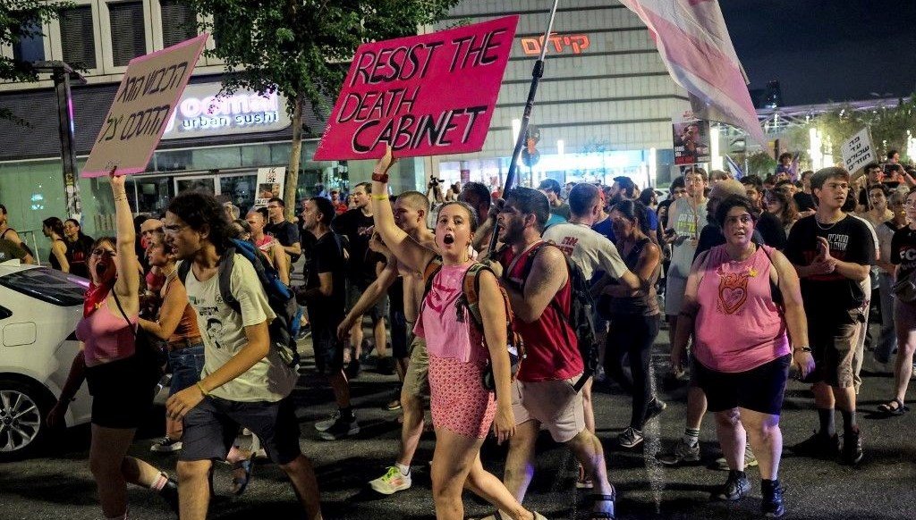 Tel Aviv’de on binler Netanyahu’ya karşı sokağa döküldü