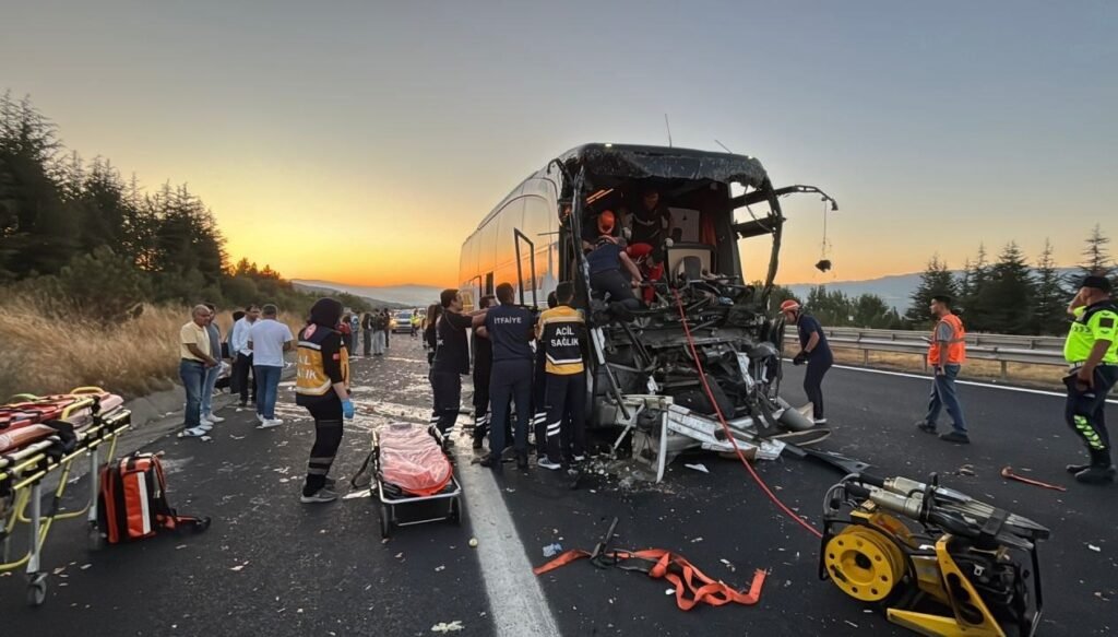 TEM’de yolcu otobüsü ile kamyon çarpıştı: 1 ölü, 10 yaralı