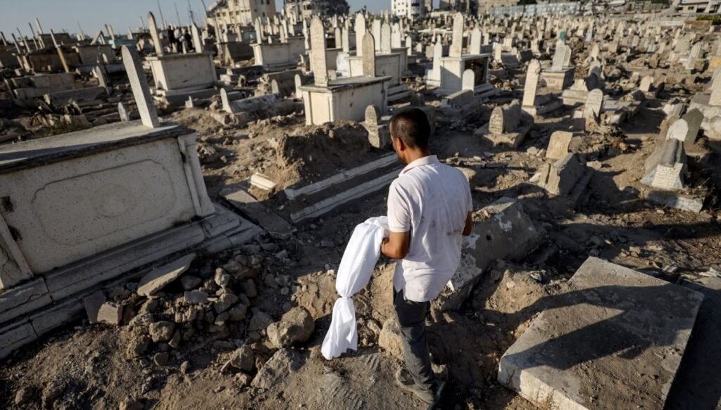 The Guardian: İsrail ordusunun Gazze’deki saldırılarında öldürdüğü her altı kişiden beşi sivil