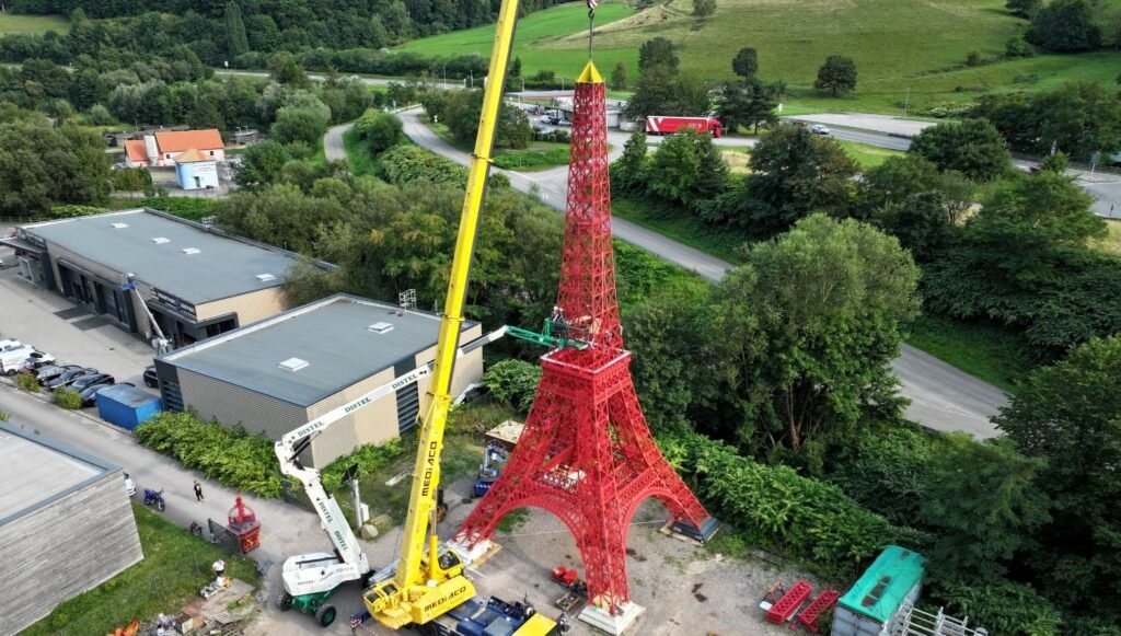Torunuyla Eyfel Kulesi’nin kopyasını yaptı