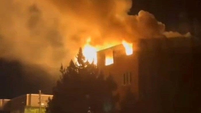 Adana’da 4 katlı binada yangın