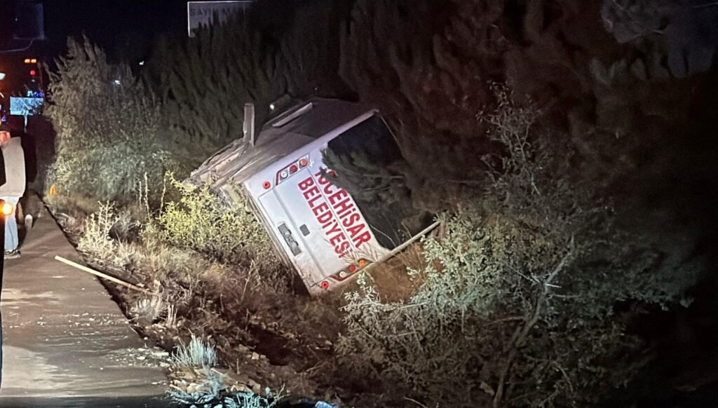 Afyonkarahisar’da midibüs devrildi: 12 yaralı