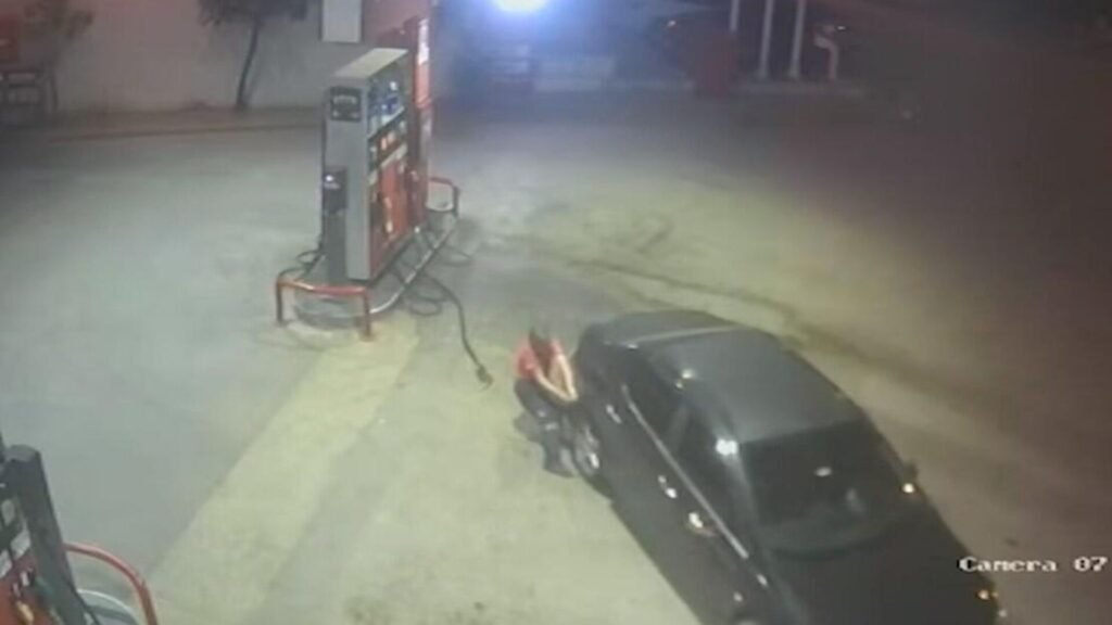 Akaryakıt istasyonunda duran araç hareket etti, görevli aracı tutarak durdurmaya çalıştı