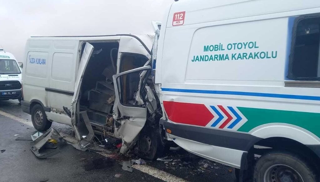 Aksaray’da jandarma aracına minibüs çarptı: İki asker şehit oldu, bir kişi yaşamını yitirdi