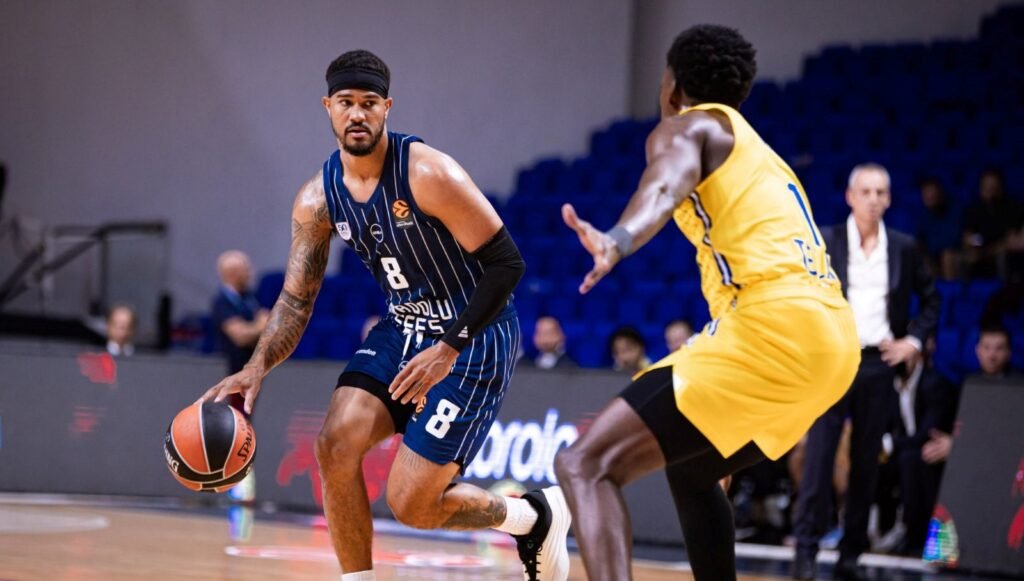 Anadolu Efes, EuroLeague’e galibiyetle başladı