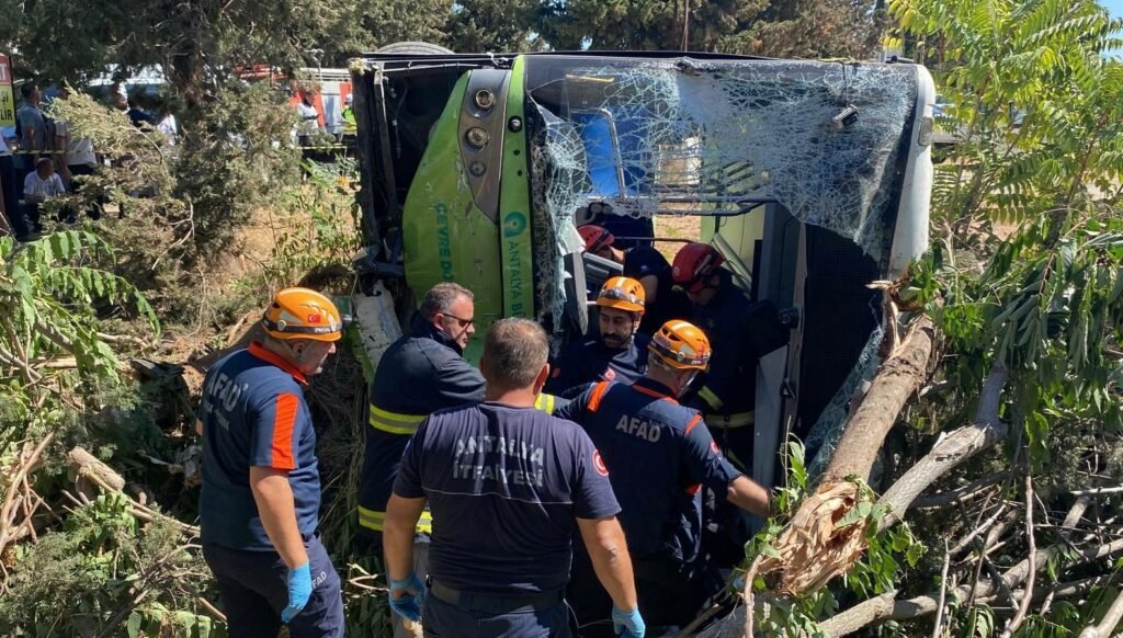 Antalya’da halk otobüsü devrildi: Bir ölü, bir yaralı