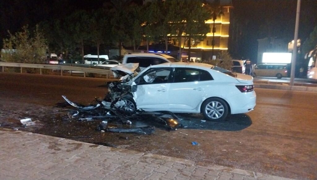 Antalya’daki trafik kazasında 2 kişi öldü, 2 kişi yaralandı