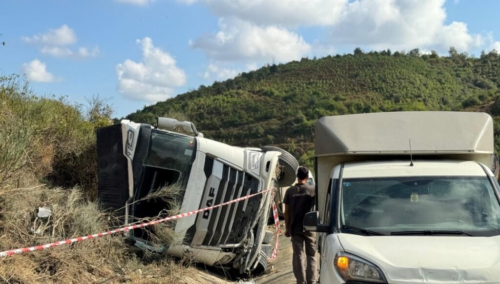 Arnavutköy’de hafriyat kamyonu devrildi