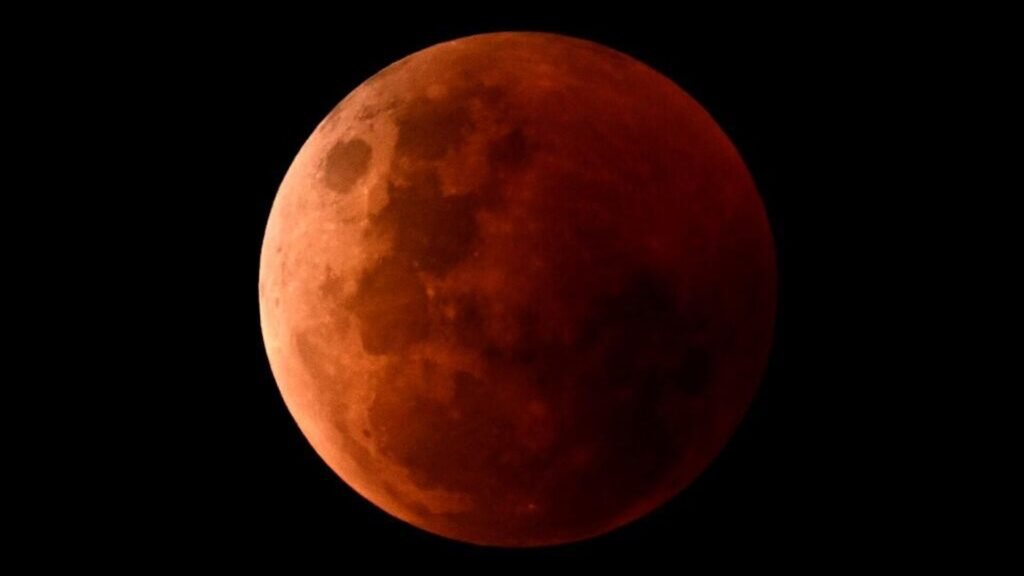 Ay kızıl renkte parlayacak: Hafta sonu Kanlı Ay Tutulması Türkiye’den de izlenebilecek