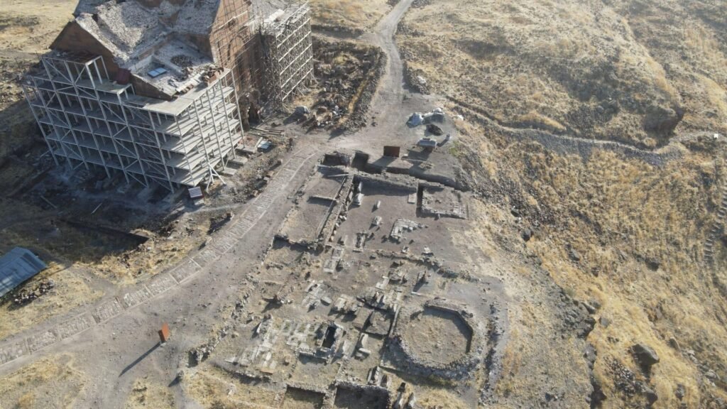 Bakan Ersoy, Ani’de yeni bir Selçuklu kümbeti bulunduğu duyurdu: Anadolu’daki Türk-İslam devrine ait ilk kümbet olabilir