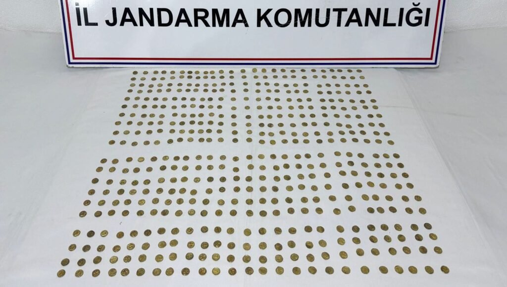 Bitlis’te durdurulan araçtan çıktı: Roma dönemine ait 500 sikke