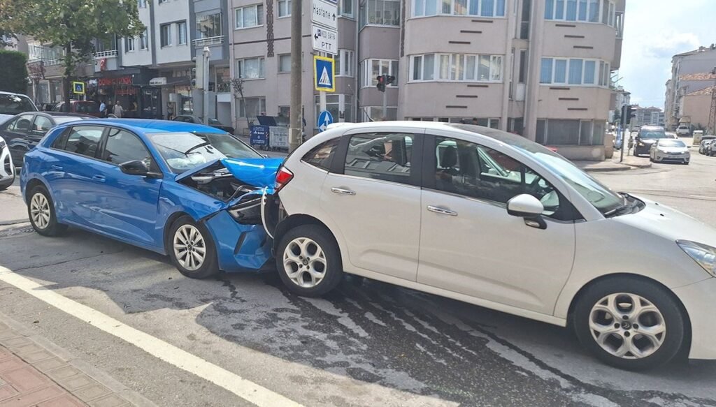 Boşanmak isteyen eşini aracına çarparak yaraladı