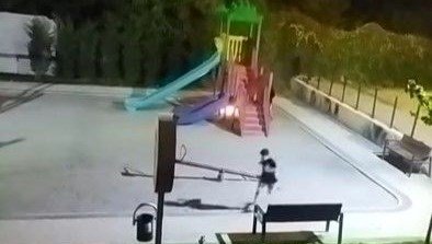Bursa’da iki çocuk oyun parkını ateşe verdi
