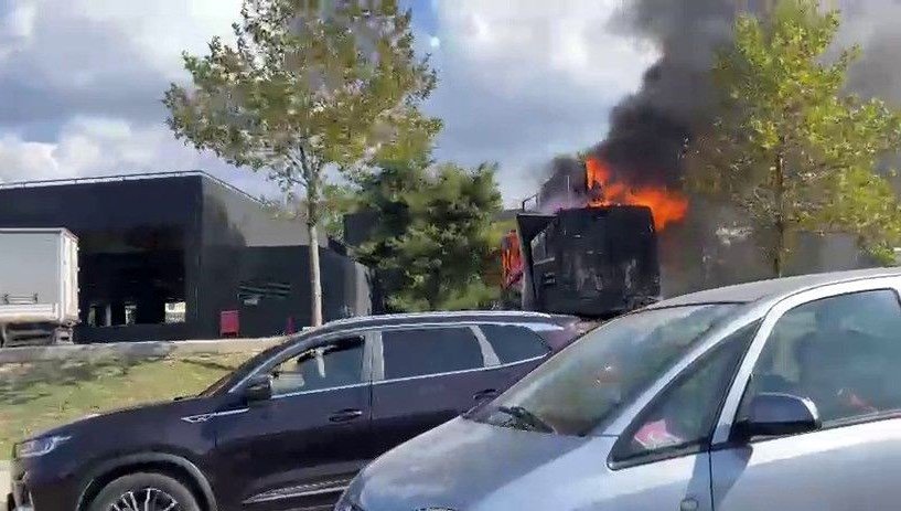 Bursa’da midye satışı yapılan kamyonet alev alev yandı