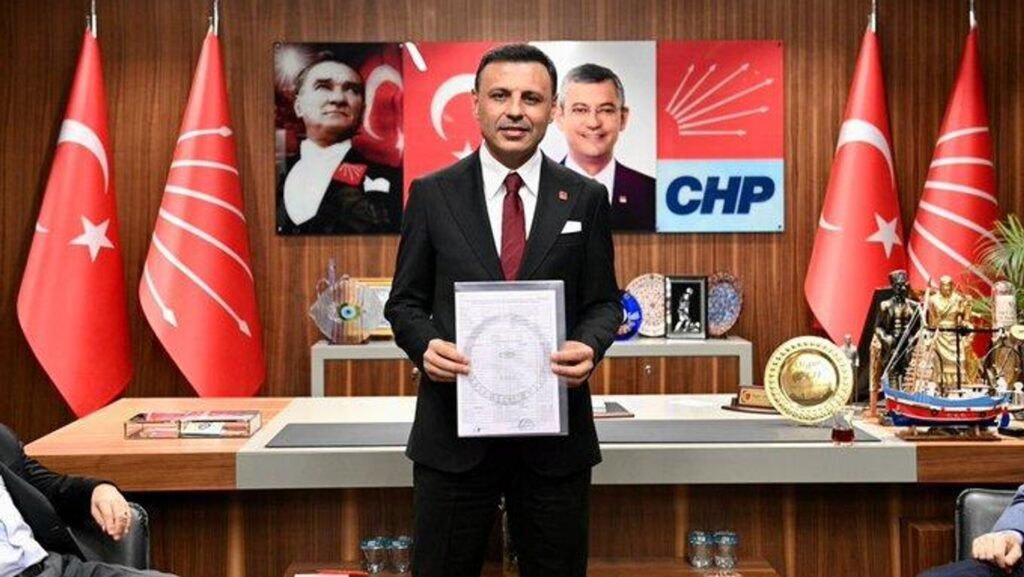 CHP İstanbul İl Başkanı seçilen Özgür Çelik mazbatasını aldı
