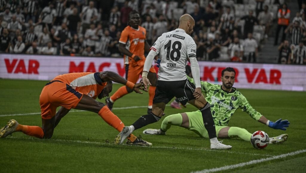 Dolmabahçe’de nefes kesen maç: Beşiktaş, Başakşehir’i son dakikada yendi!