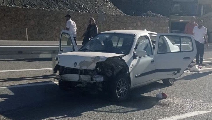 Erzincan’da otomobil bariyere çarptı: Beş yaralı